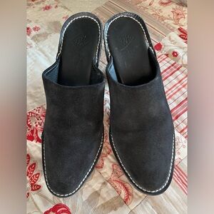 Elegant Black Suede Women’s clogs
